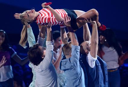 حفل جوائز الـ"MTV": مفاجآت موسيقية وجمالية بالجملة 